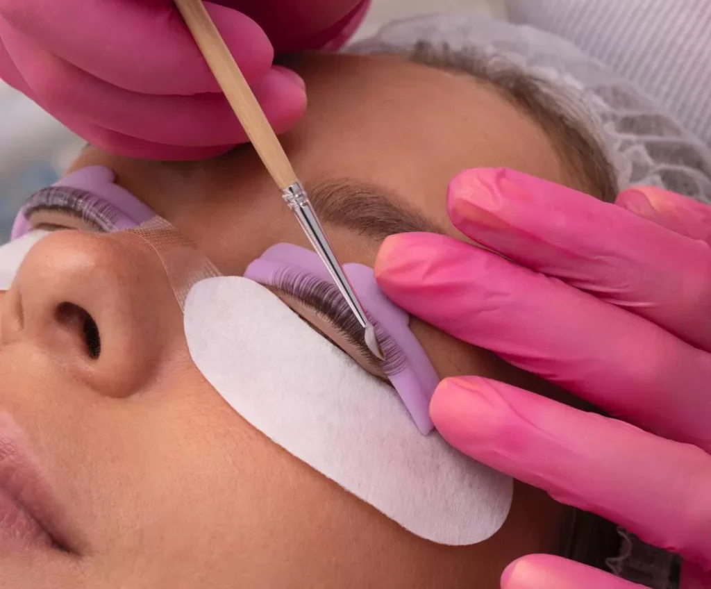 Wimpernlifting: Was ist das? Wimpernlifting ist eine Behandlung, die darauf abzielt, die natürlichen Wimpern durch Anheben und Formen optisch zu verlängern. Wie funktioniert es? Wimpernlifting nutzt eine spezielle Formel oder ein Gel, um die Wimpern zu formen und zu kräuseln. Dazu werden die Wimpern an eine spezielle Kräuselungsvorrichtung angepasst, um den gewünschten Schwung zu erzeugen. Vorteile: Ein Wimpernlifting kann den Augenaufschlag öffnen und die Wimpern länger und voller erscheinen lassen, ohne auf künstliche Wimpern zurückzugreifen. Dauer: Die Ergebnisse können bis zu sechs bis acht Wochen halten, abhängig von den individuellen Wachstums- und Lebenszyklen der Wimpern