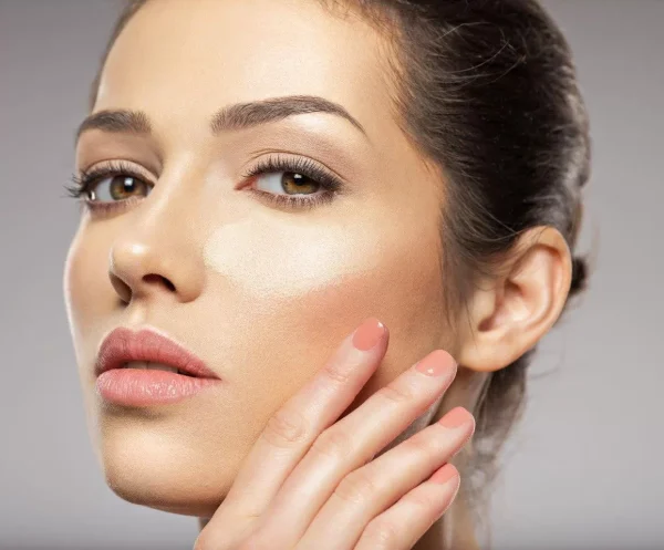Was ist BB Glow? Serum mit Farbpigmenten: BB Glow verwendet ein spezielles Serum mit farbigen Pigmenten, das in die oberste Hautschicht eingearbeitet wird, um einen ebenmäßigen Teint zu erzielen. Mikronadelbehandlung: Die Anwendung erfolgt häufig in Verbindung mit einer Mikronadelbehandlung, bei der das Serum mit einem Dermapen oder einer Microneedling-Methode in die Haut eingearbeitet wird